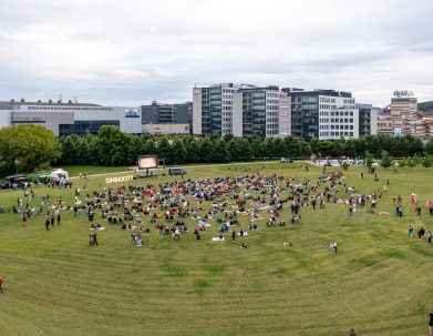 Ozo parke įvyko „Simbiocity“ kino vakaras: bendruomenė susirinko po atviru dangumi