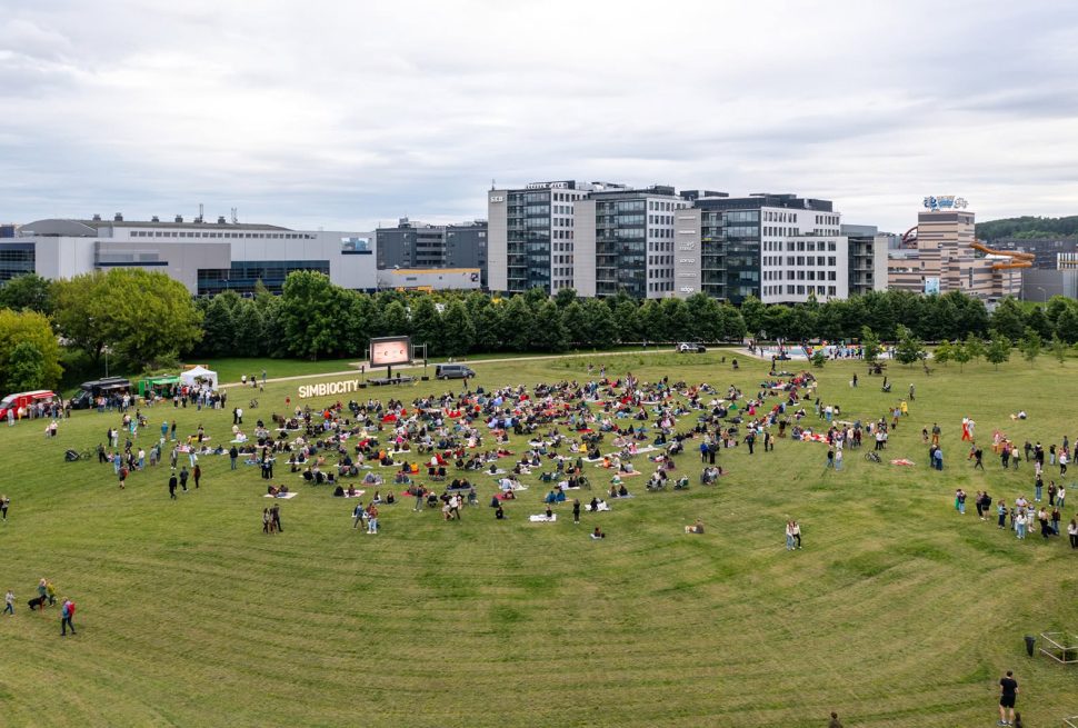 Ozo parke įvyko „Simbiocity“ kino vakaras: bendruomenė susirinko po atviru dangumi